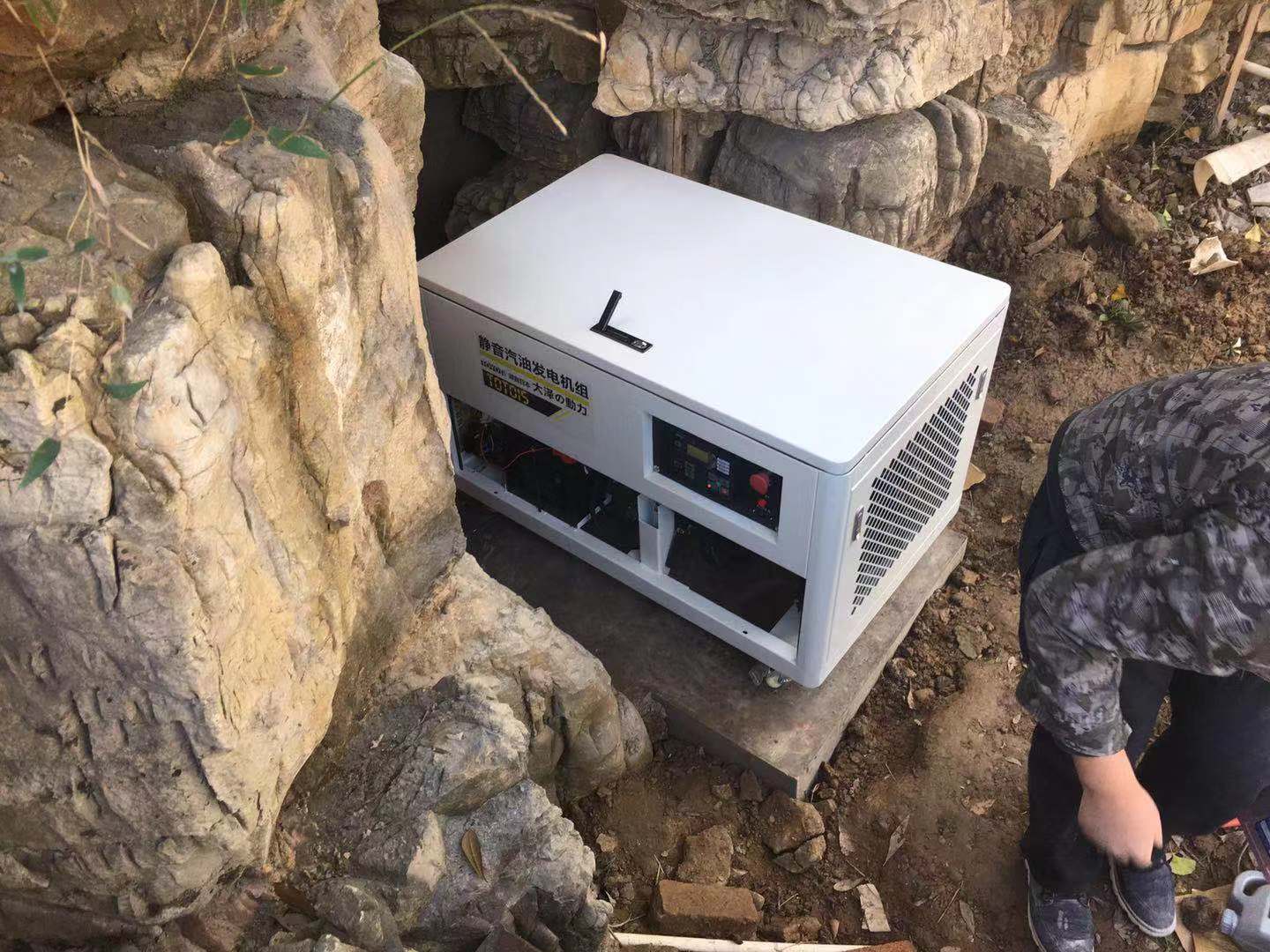 别墅假山处安装大泽静音汽油发电机